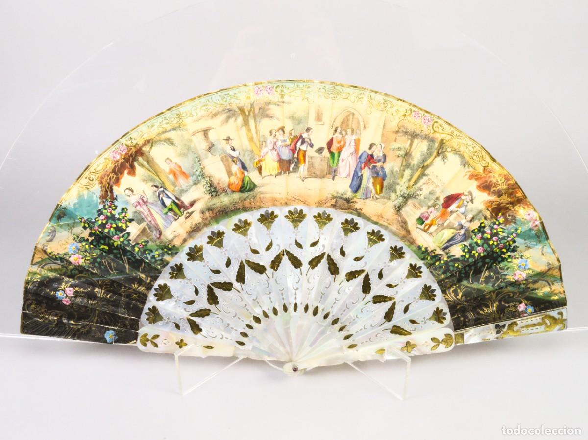 Antig&uuml;edades: Abanico varillaje n&aacute;car con incrustaciones en plata pa&iacute;s litograf&iacute;a iluminada Francia siglo XIX