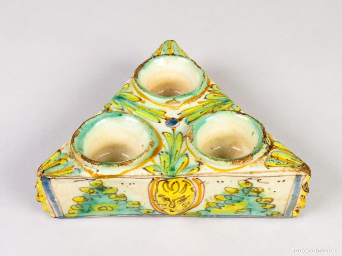 Antig&uuml;edades: Especiero policromado con m&aacute;scaras de le&oacute;n cer&aacute;mica Talavera siglo XVIII