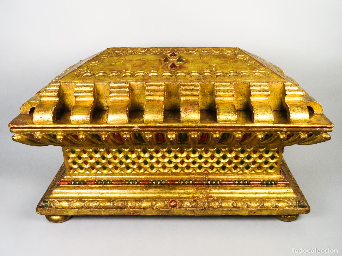 Antig&uuml;edades: Ba&uacute;l arc&oacute;n madera tallada dorada y policromada neorrenacentista siglo XIX