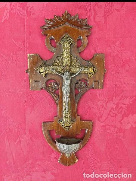 Antig&uuml;edades: BENDITERA MODERNISTA, BASE DE MADERA, CRISTO Y PILA DE METAL, ADORNOS CON MOTIVOS FLORALES