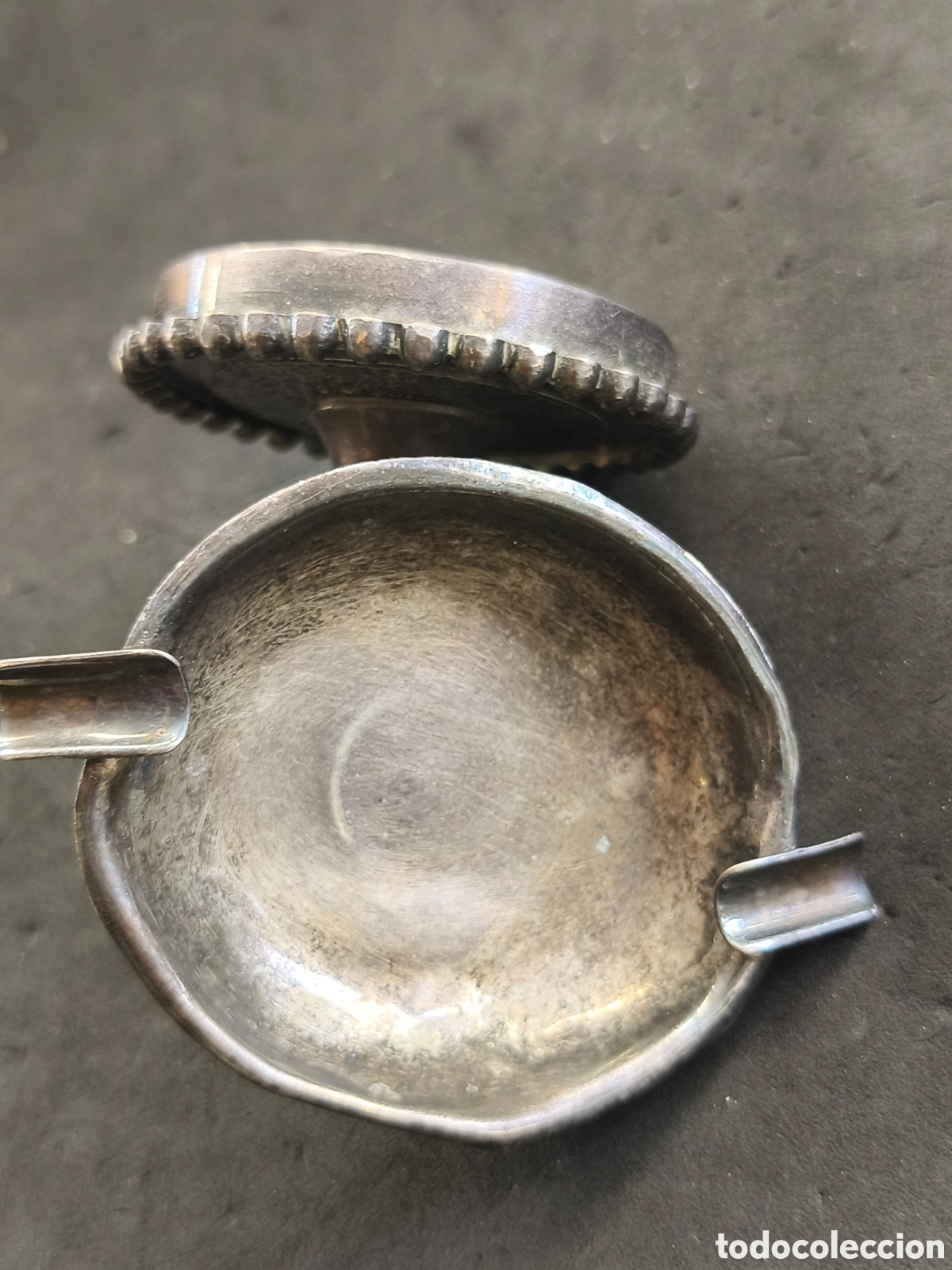 Antig&uuml;edades: Curioso cenicero de pared en metal