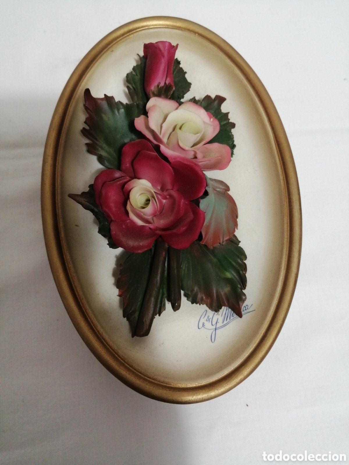 Antig&uuml;edades: Bandeja de cer&aacute;mica con flores de porcelana Capodimonte.