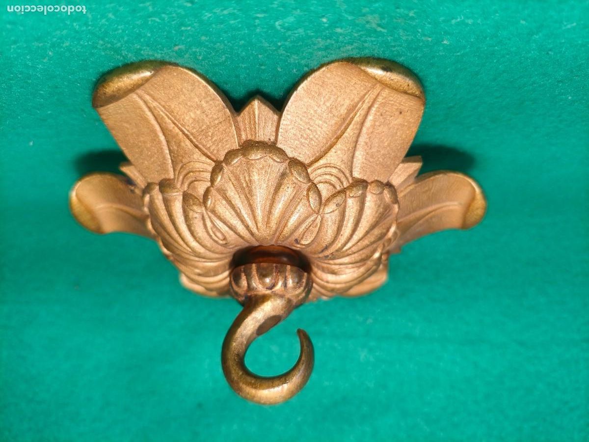 Antig&uuml;edades: ANTIGUO GRAN FLORON DE BRONCE DORADO PARA COLGAR LAMPARA. ESTILO MODERNISTA.