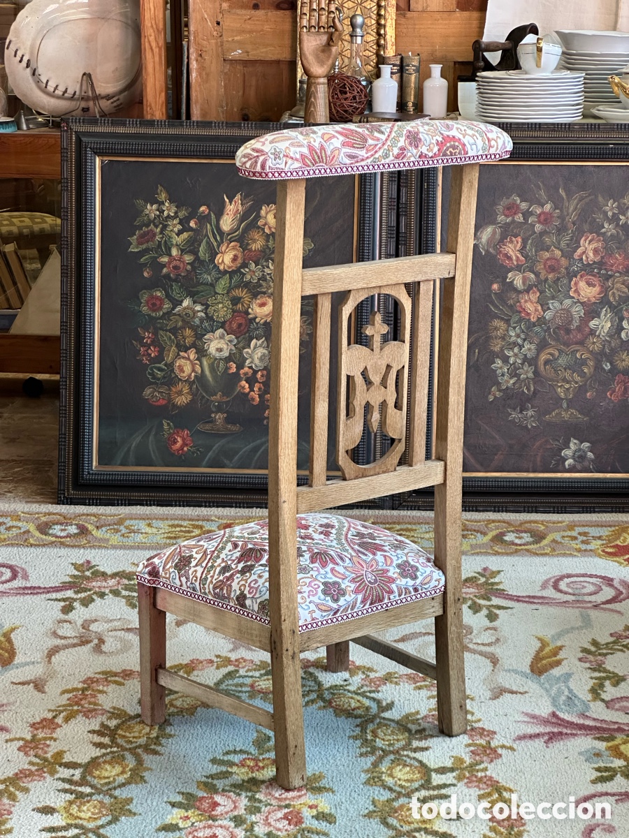 Antiquit&eacute;s: Reclinatorio antiguo de madera de haya, principios s.XX.Tapizado colorido floral.Silla banco iglesia