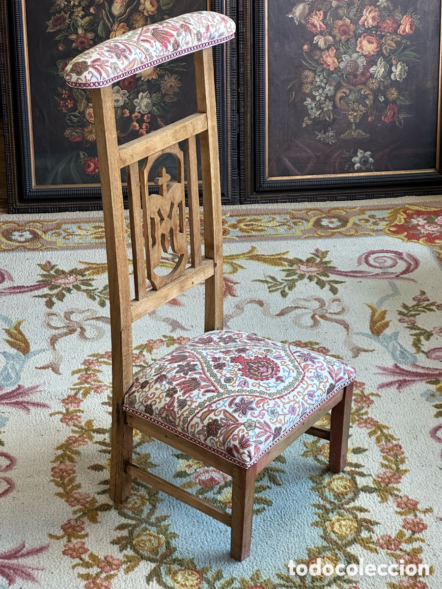 Antig&uuml;edades: Reclinatorio antiguo de madera de haya, principios s.XX.Tapizado colorido floral.Silla banco iglesia