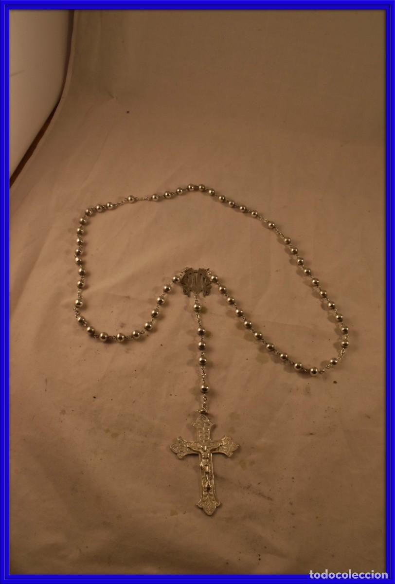 Antig&uuml;edades: Rosario de plata con importante cruz. Cuentas de 7 mm