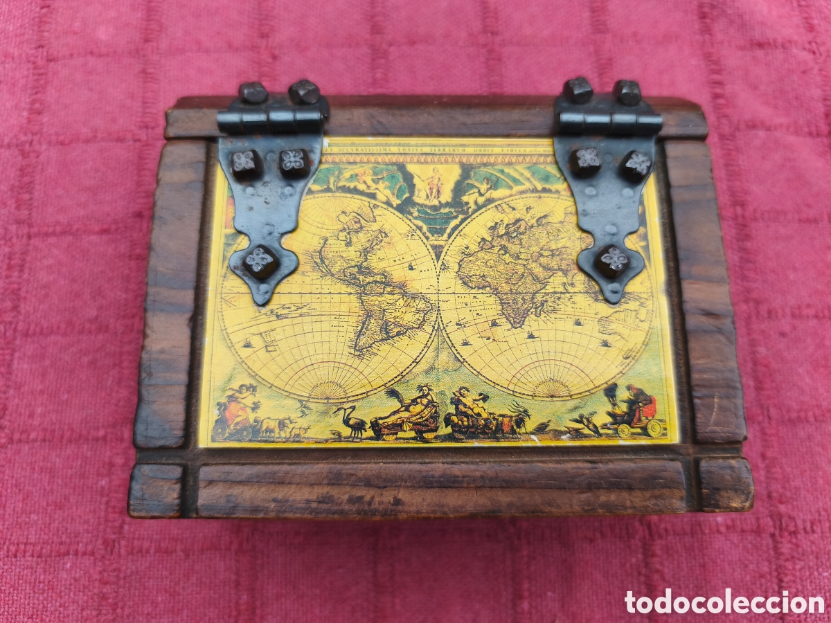 Antig&uuml;edades: CAJA DE MADERA EN FORMA DE LIBRO CON MAPA MUNDI ANTIGUO