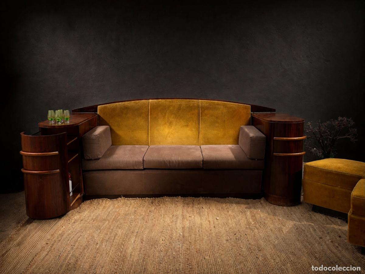 Antig&uuml;edades: Sof&aacute; Art D&eacute;co con estructura de madera y dise&ntilde;o integrado Circa 1940