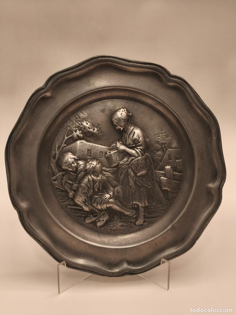 Antig&uuml;edades: ANTIGUO PLATO EN ESTA&Ntilde;O REPUJADO S.XIX-XX