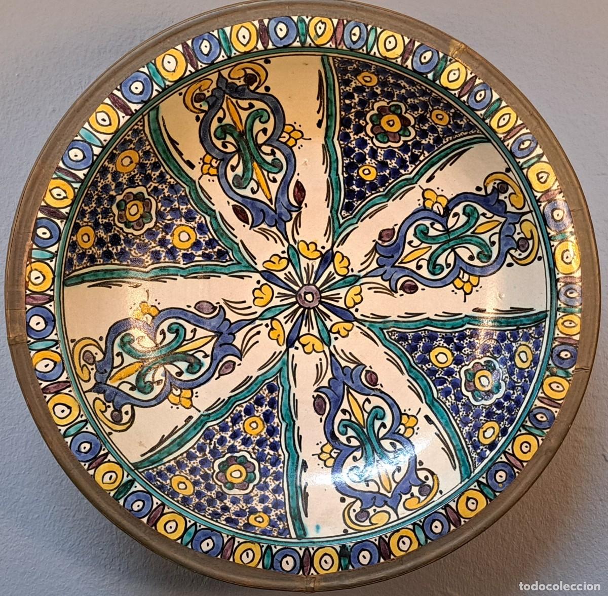 Antig&uuml;edades: Plato de loza, cer&aacute;mica con el canto de lat&oacute;n, Siglo XX