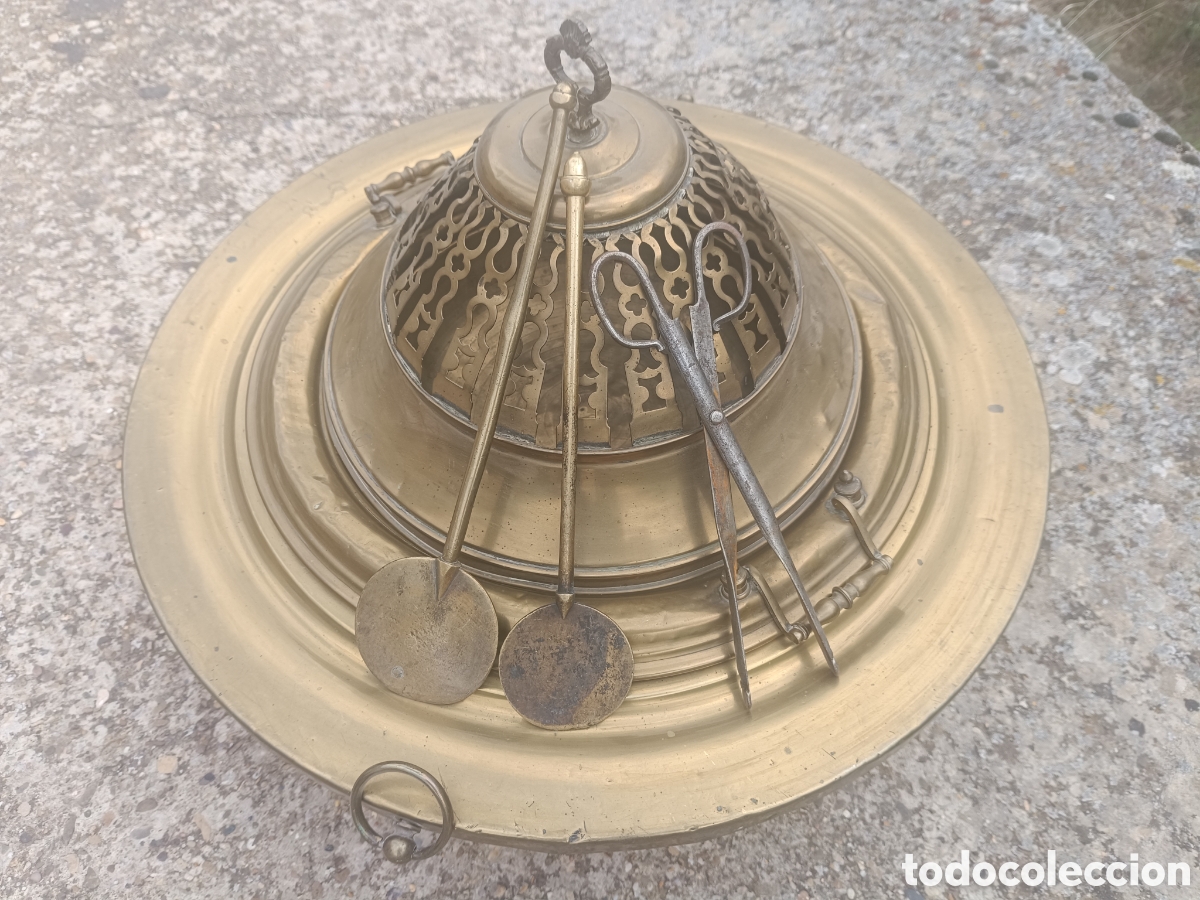 Antig&uuml;edades: ANTIGUO BRASERO DE LATON CON PALETAS Y TENAZAS.70 CM DI&Aacute;METRO.PATAS MADERA.VER FOTOS