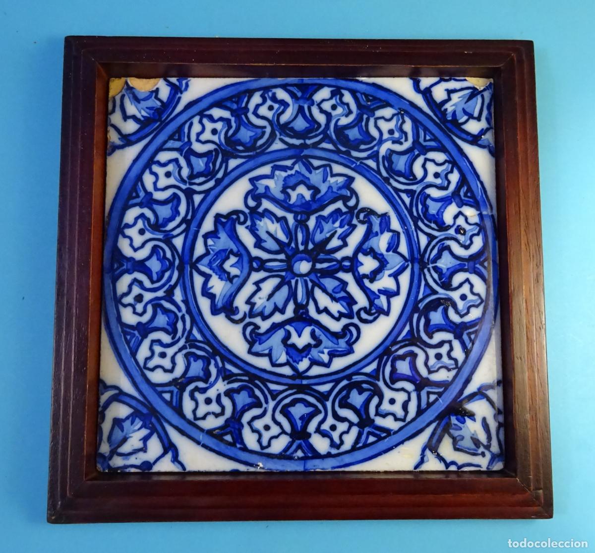Antig&uuml;edades: AZULEJO ESMALTADO Y DECORADO COLOR AZUL. FORMATO 19,8 X 19,8 CM. ENMARCADO 25 X 25 CM
