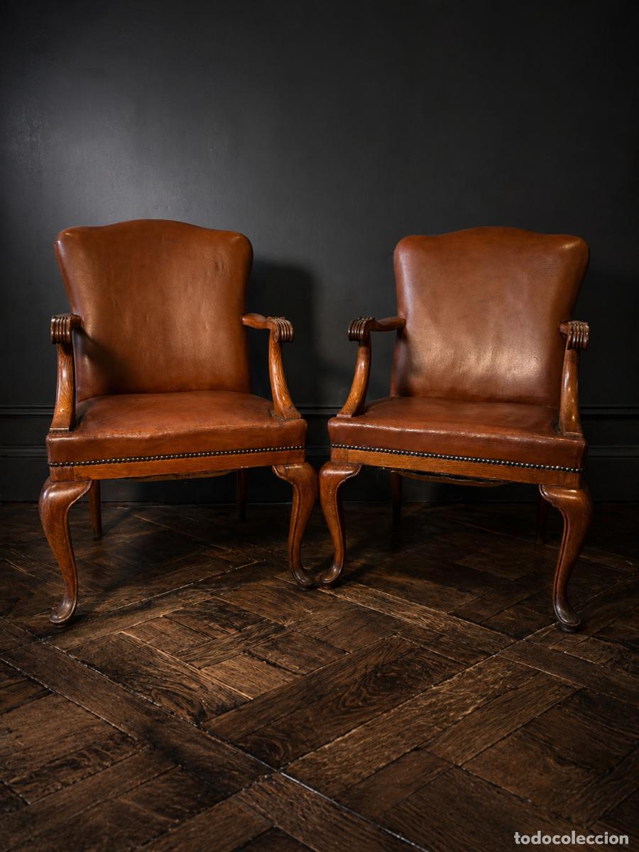 Antig&uuml;edades: Pareja de butacas antiguas de cuero natural &ndash; muelles helicoidales y crin &ndash; circa 1940&ndash;1960