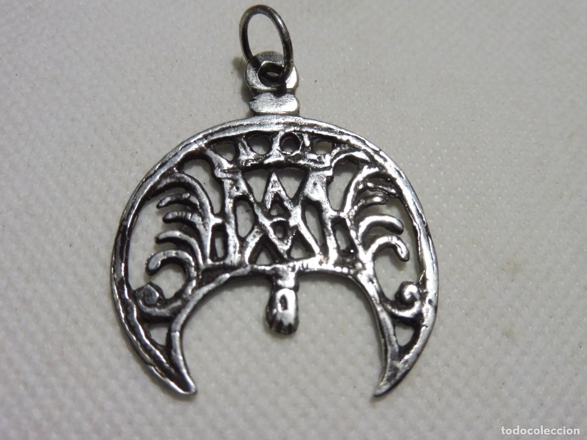 Antig&uuml;edades: Colgante amuleto l&uacute;nula creciente lunar en plata de ley