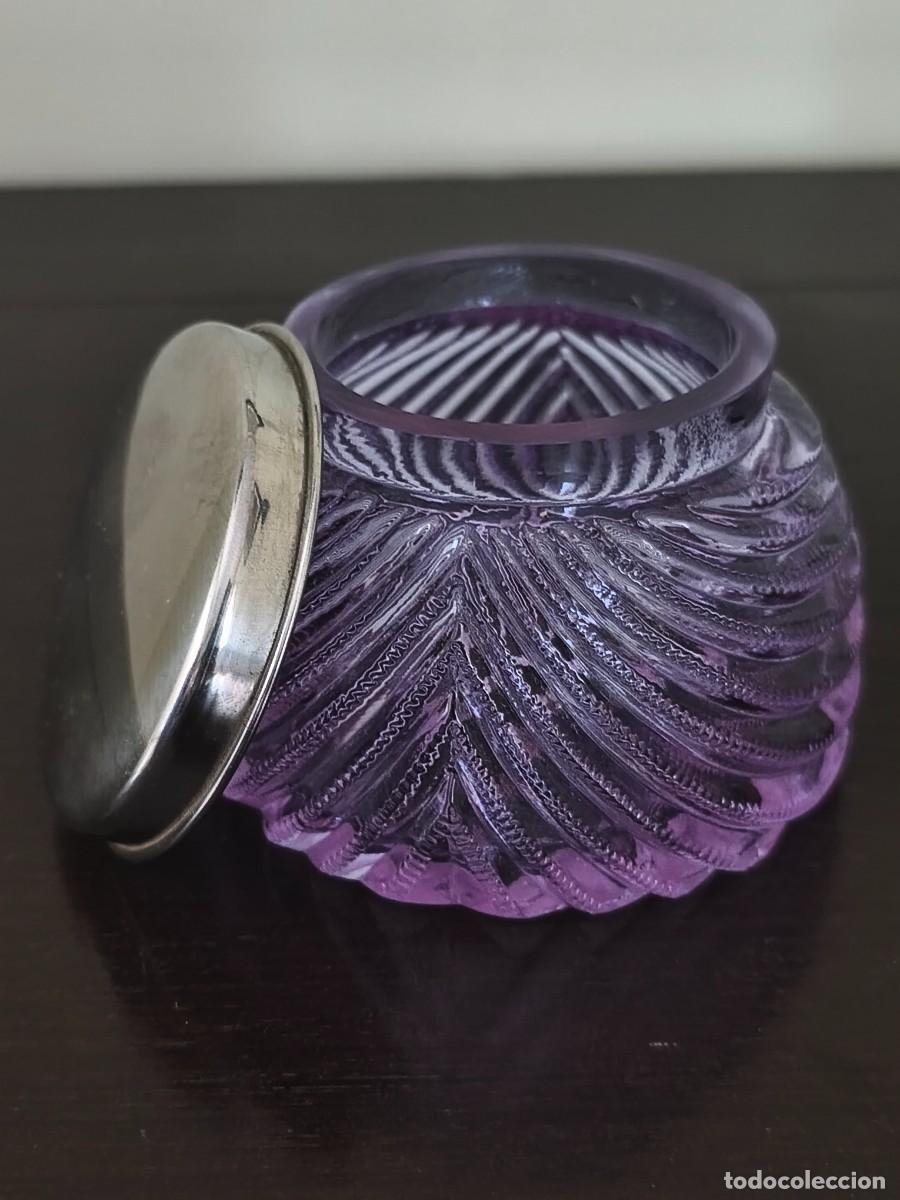Antig&uuml;edades: Bonito bote en cristal tallado con tapadera plateada..