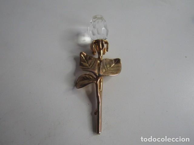 Antig&uuml;edades: PRECIOSO BROCHE DE CRISTAL DE SWAROVSKI REPRESENTANDO ROSA . CRISTAL Y METAL DORADO