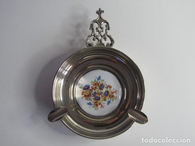 Antig&uuml;edades: PRECIOSO GRAN CENICERO DE ALPACA PLATEADA CON PLACA DE PORCELANA FLORES PINTADO A MANO RAR