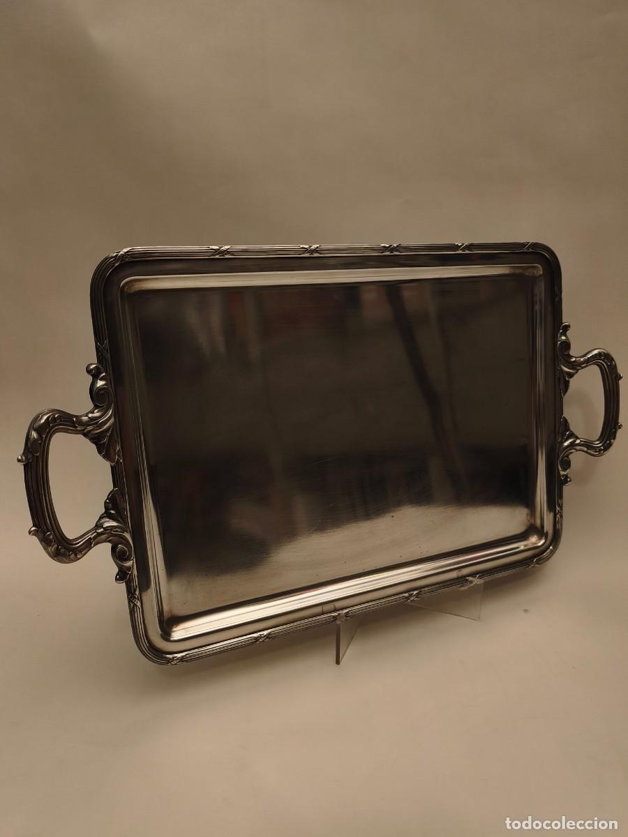 Antig&uuml;edades: BANDEJA PARA SERVIR EN METAL CON BA&Ntilde;O EN PLATA