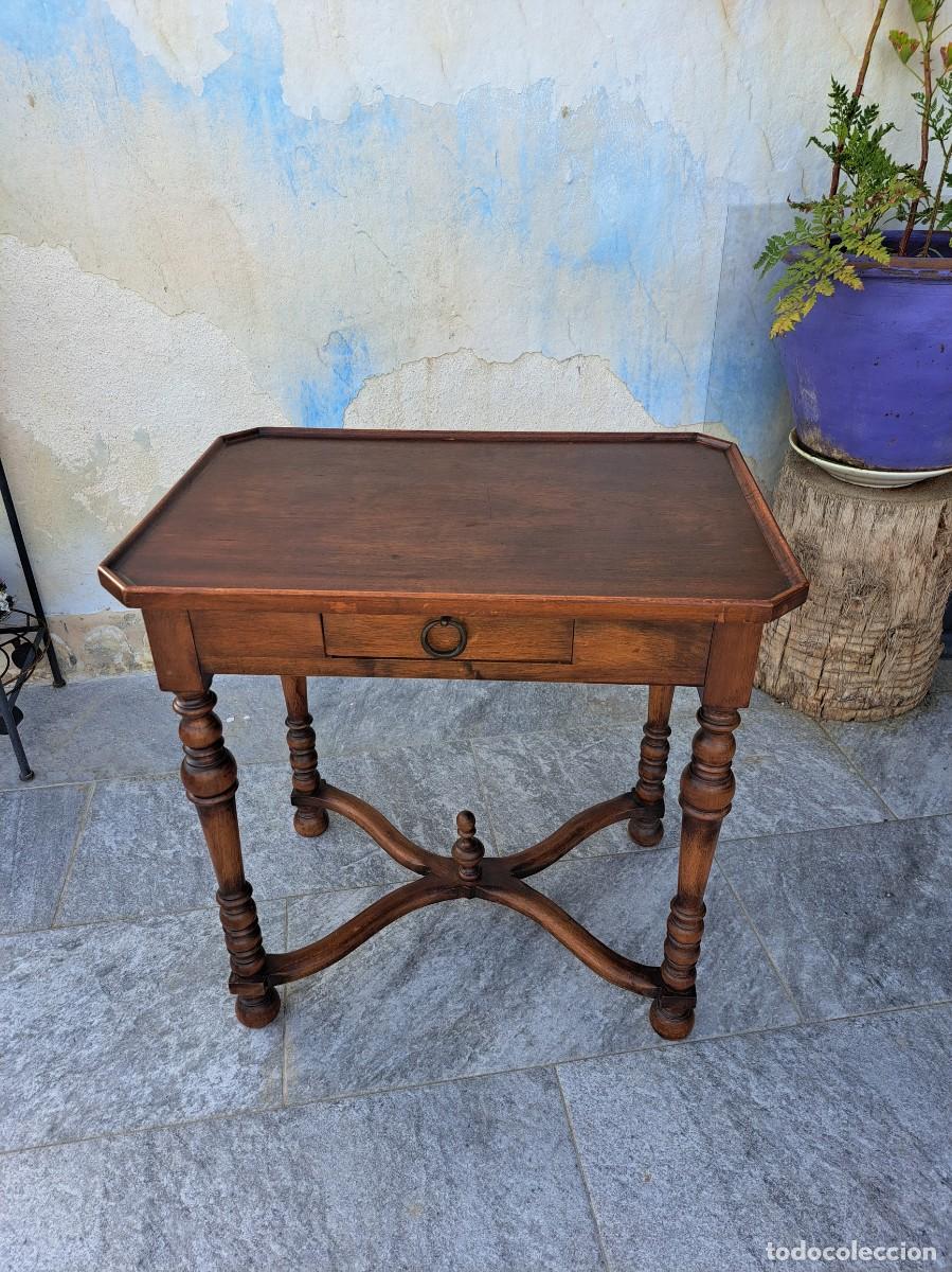 Antig&uuml;edades: Mesa de cabaret estilo Luis XIV en nogal, patas torneadas con travesa&ntilde;o en forma de X serpentina