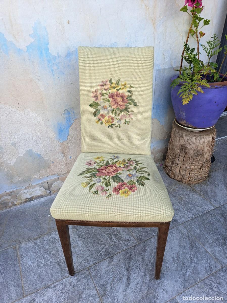 Antig&uuml;edades: Preciosa silla tapizada con bordado a mano floral.
