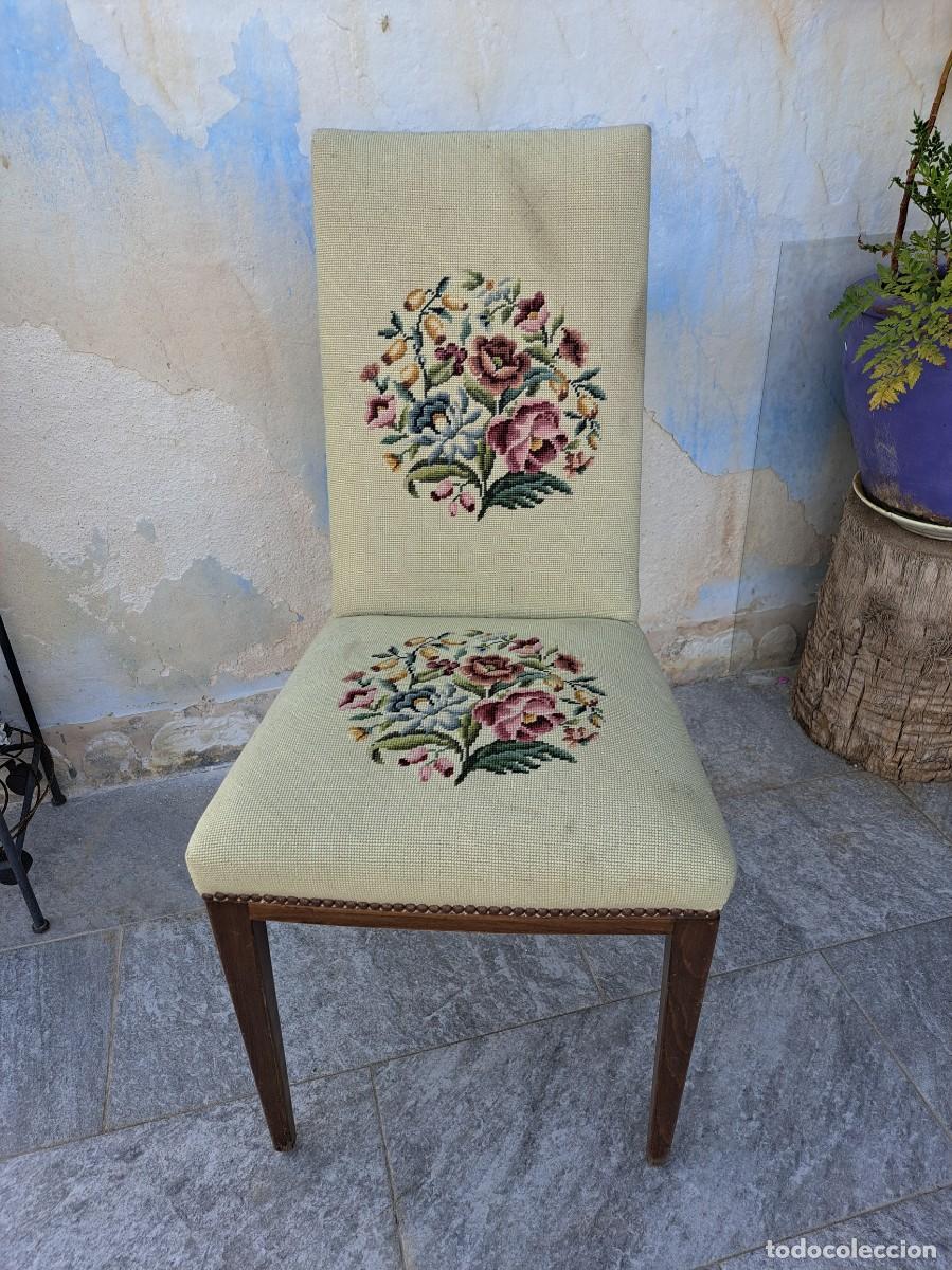 Antig&uuml;edades: Preciosa silla tapizada con bordado a mano floral.