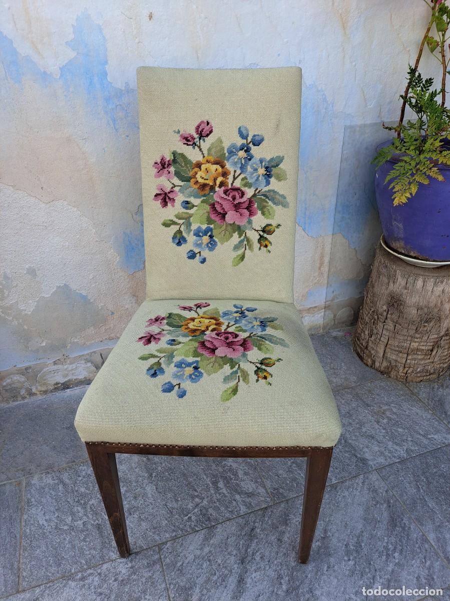 Antig&uuml;edades: Preciosa silla tapizada con bordado a mano floral.