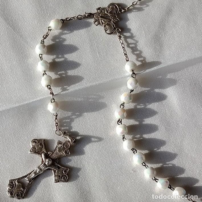 Antig&uuml;edades: Rosario blanco de cristal facetado. 37 cm