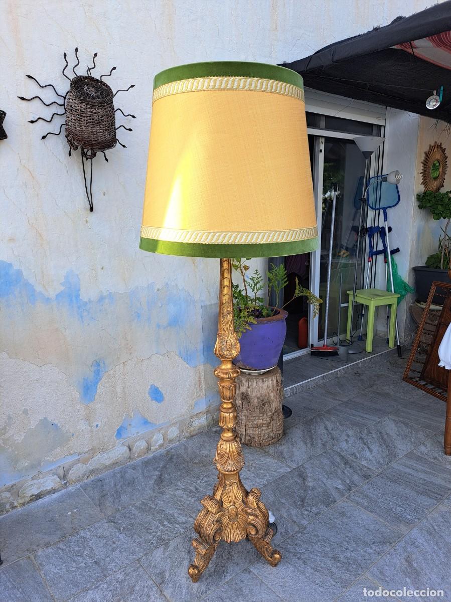Antig&uuml;edades: Antigua l&aacute;mpara de pie estilo Barroco,madera tallada y en dorado con pantalla en color beige y verde