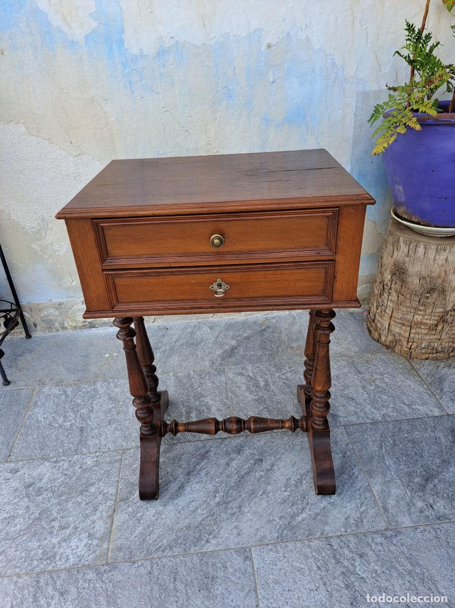 Antig&uuml;edades: Antiguo costurero de madera de noble con 2 cajones , patas torneadas, sirca 1940