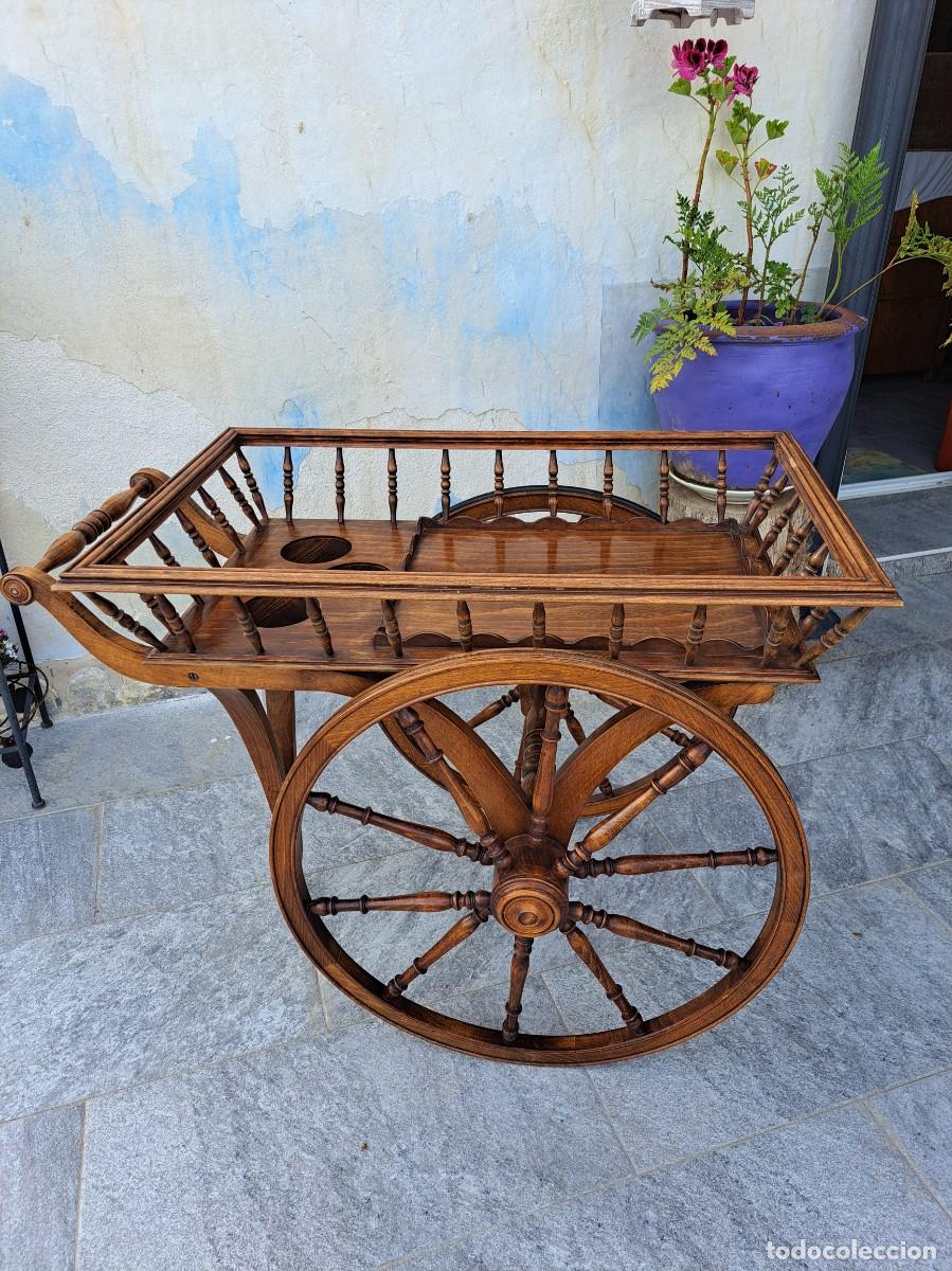 Antig&uuml;edades: Camarera carrito de servicio de madera, dise&ntilde;ado con un estilo r&uacute;stico un carro de caballos