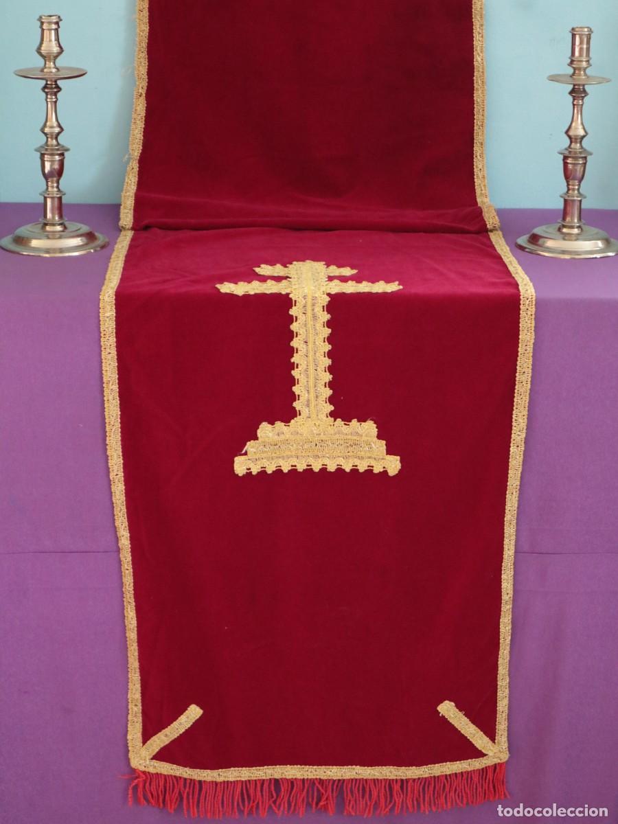 Antig&uuml;edades: Cubre amb&oacute;n confeccionado en terciopelo bordado con hilo de oro. Pps. S. XX. Mide 225 x 49 cm.