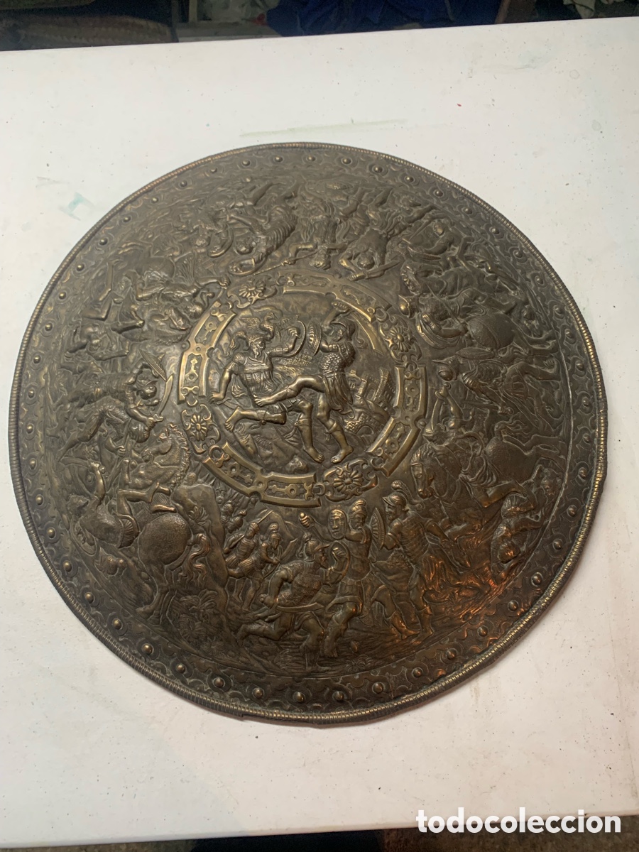 Antig&uuml;edades: Rodela alemana de cobre repujado ba&ntilde;ado