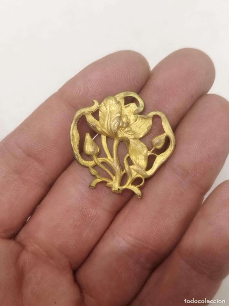 Antig&uuml;edades: Antiguo adorno de metal dorado a identificar. Modernista.