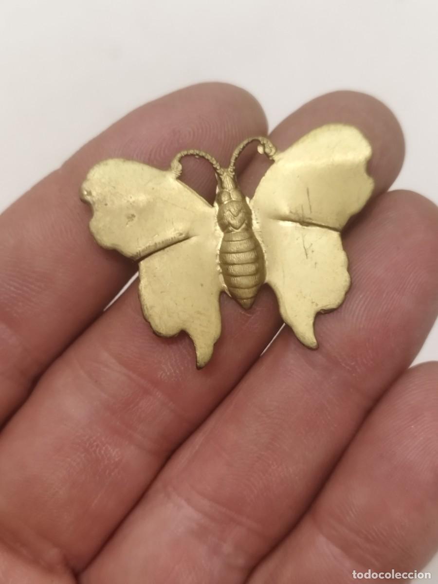 Antig&uuml;edades: Antiguo adorno de metal dorado a identificar. En forma de mariposa.