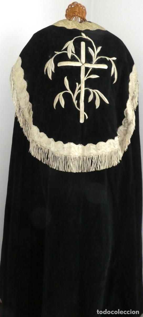 Antig&uuml;edades: ANTIGUA CAPA PLUVIAL DE TERCIOPELO BORDADO CON HILO MET&Aacute;LICO PLATA . PPIO.S.XX