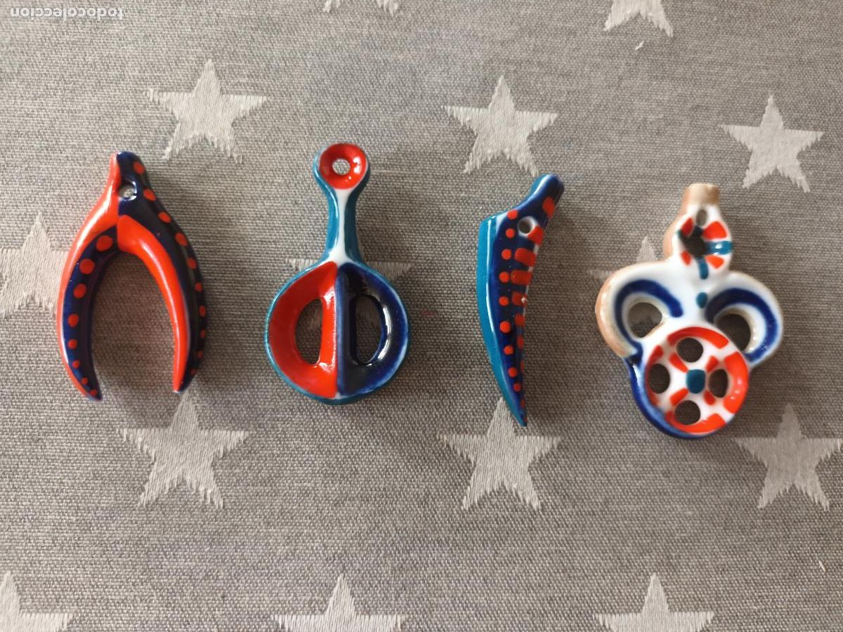 Antig&uuml;edades: CUATRO COLGANTE AMULETO PORCELANA SARGADELOS. GALICIA.