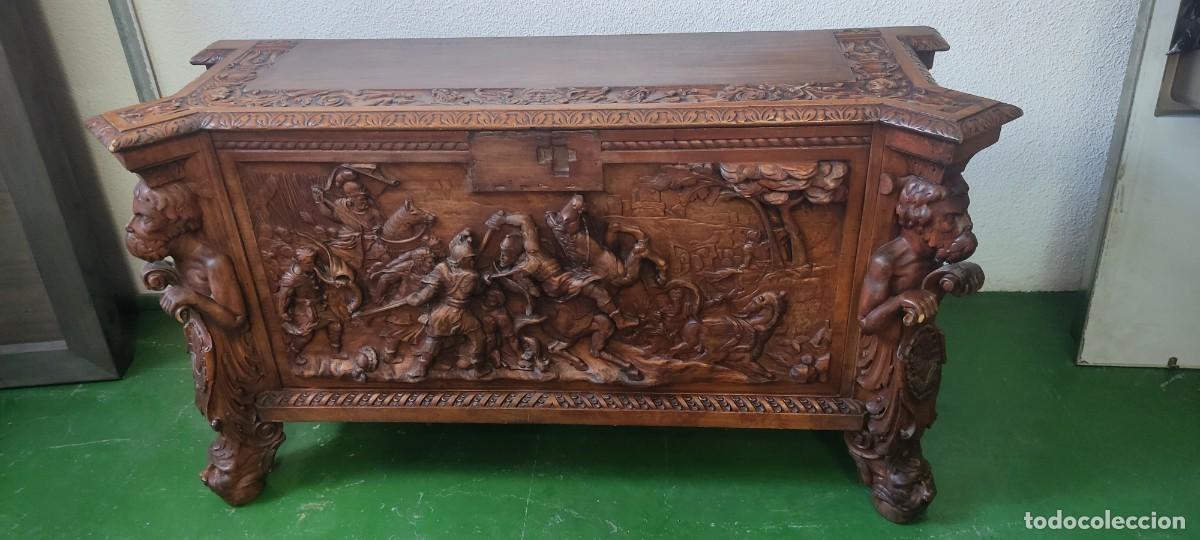 Antig&uuml;edades: Espectacular Arc&oacute;n Neo-Renacentista en Nogal Macizo (160 cm)