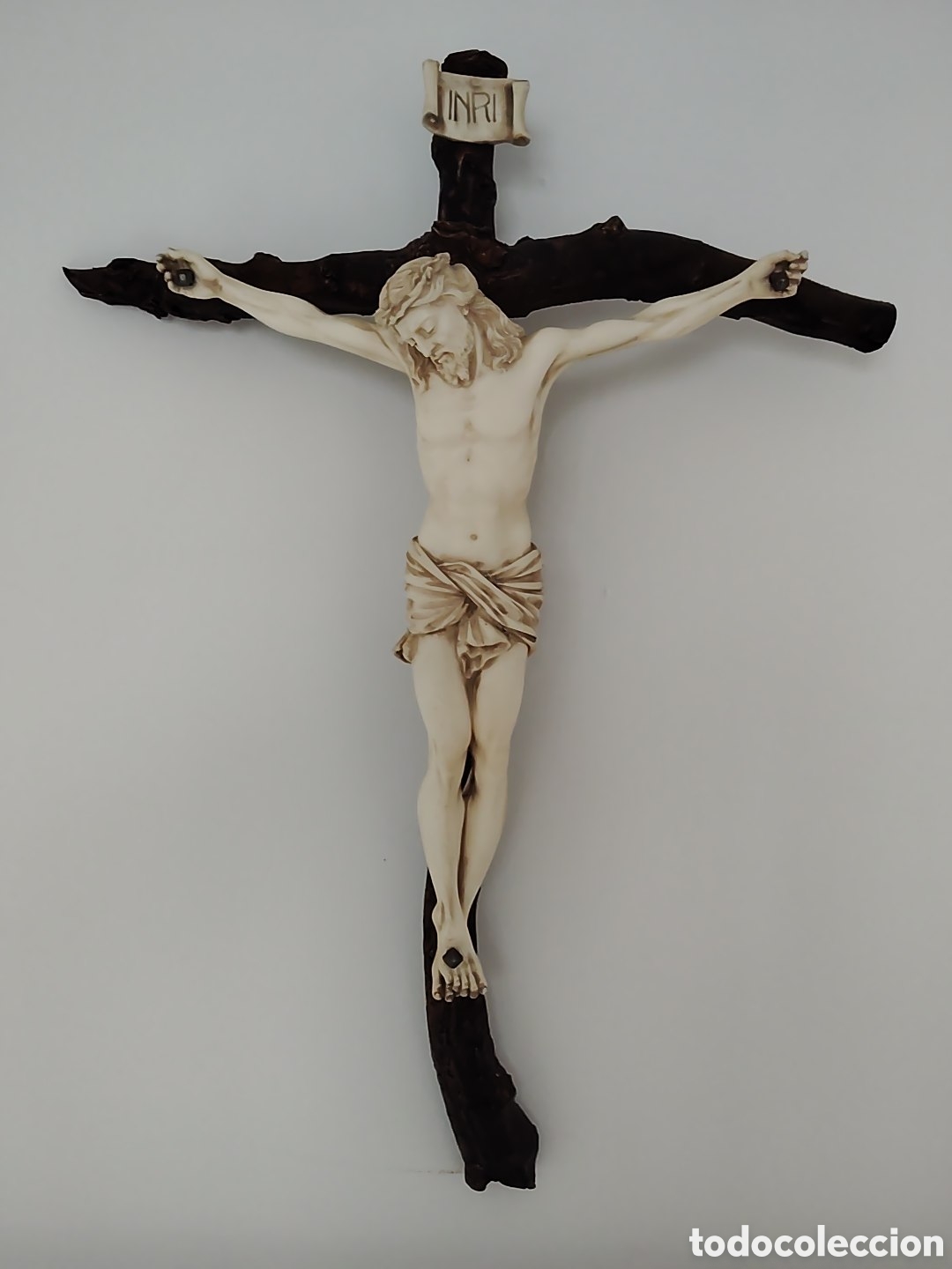 Antig&uuml;edades: Crucifijo de alabastro y cruz de ra&iacute;z natural. Muy antiguo