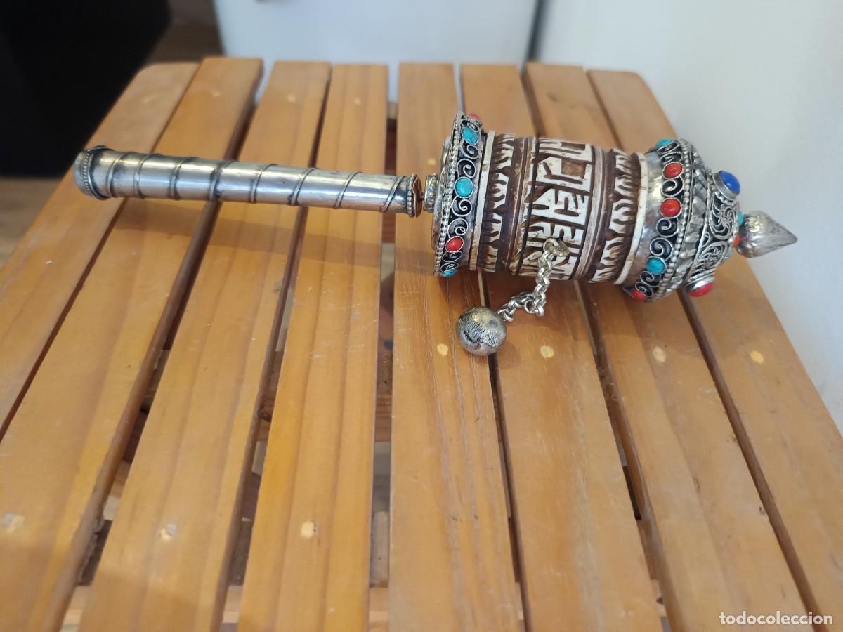 Oggetti Antichi: Rueda de oraci&oacute;n tibetana de mano tradicional de metal, decorada con piedras de colores y el mantra
