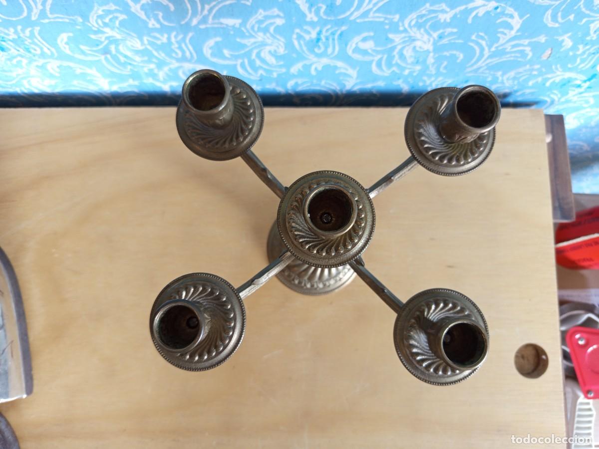 Antig&uuml;edades: Candelabro antiguo de lat&oacute;n con 5 luces - Foto 2