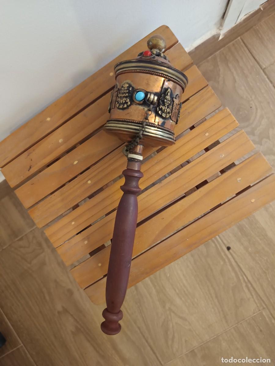 Oggetti Antichi: Rueda de oraci&oacute;n tibetana (Mane) de mano, hecha de metal y madera, adornada con detalles dorados e&nbsp;i