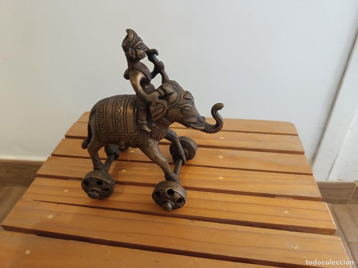 Oggetti Antichi: Estatuilla antigua de la India que representa un elefante con un jinete montado sobre ruedas