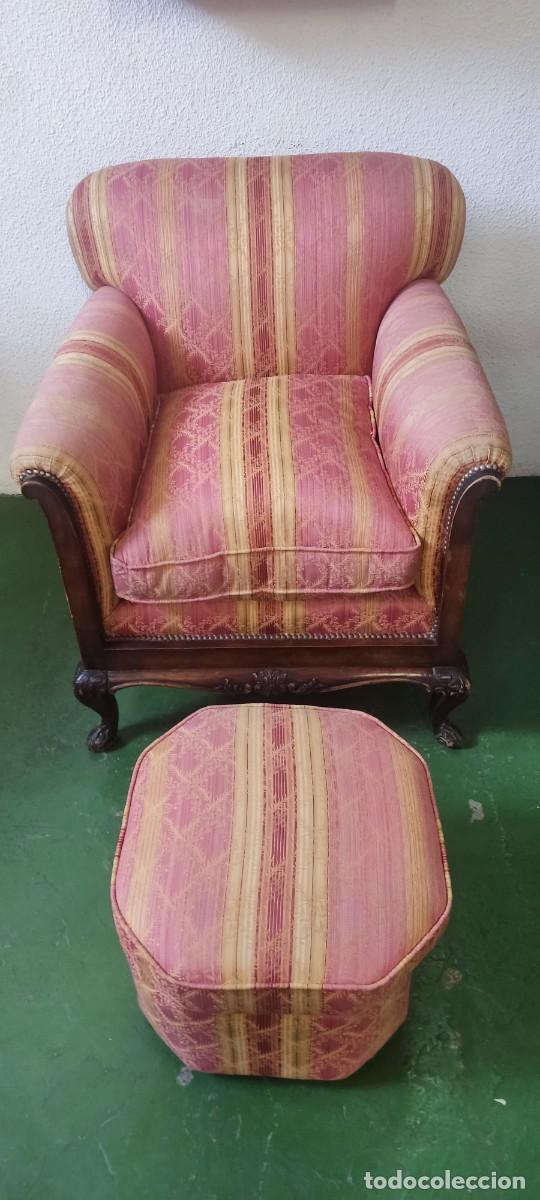 Antig&uuml;edades: Elegante Sill&oacute;n Butaca Estilo Isabelino en Madera Noble Tallada y Puf Ba&uacute;l Almacenaje - Siglo XX