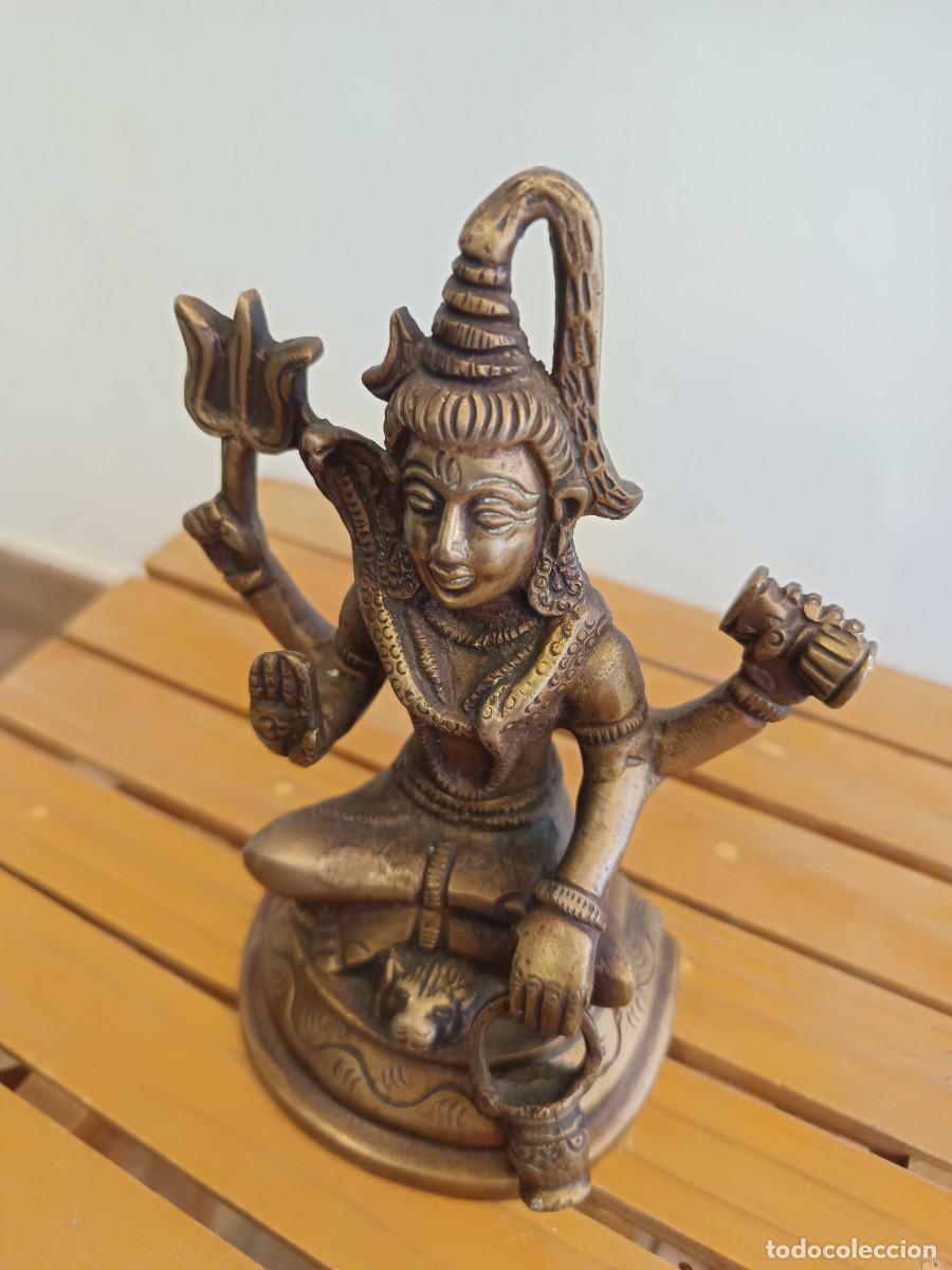 Oggetti Antichi: Estatua de metal Shiva sentado con un acabado dorado.