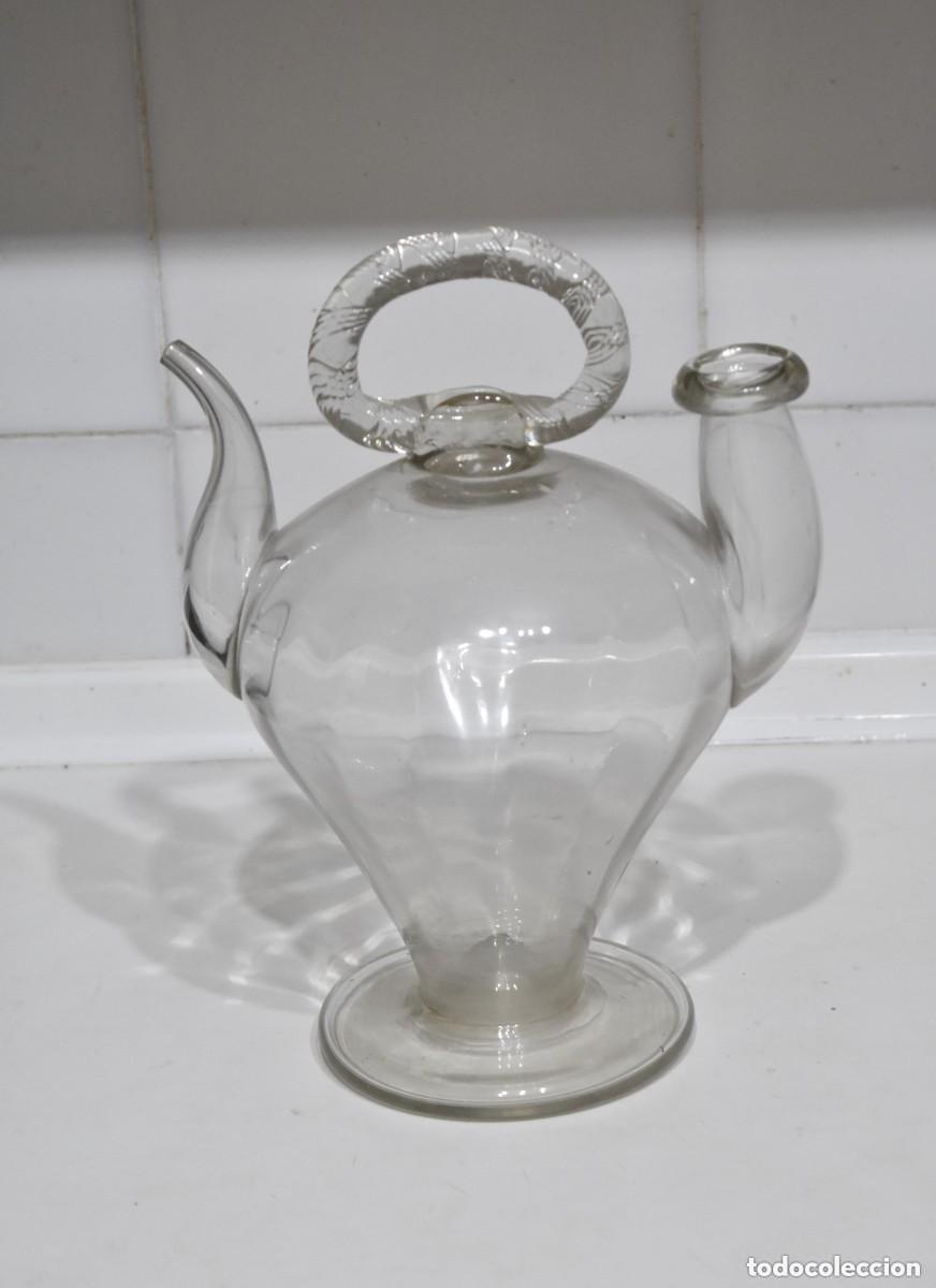 Antig&uuml;edades: Botijo catal&aacute;n de vidrio. Siglo XIX. Mide 29 cm. de alto.