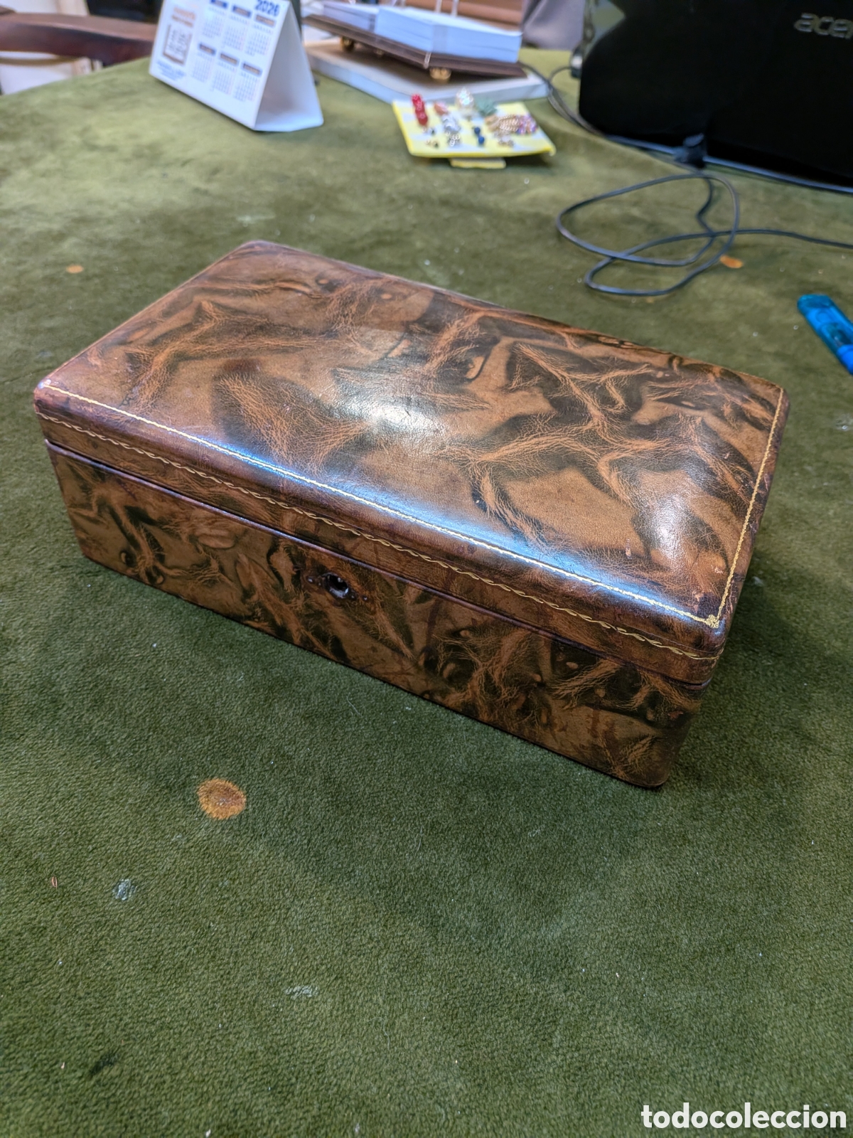 Antig&uuml;edades: joyero en piel antiguo. REF-7621