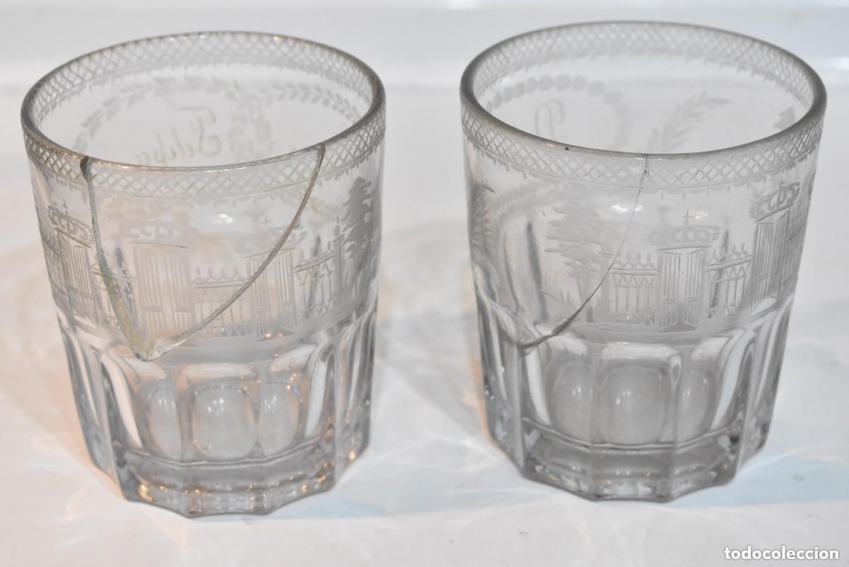 Antig&uuml;edades: Dos vasos de cristal de la Granja grabados a la rueda. Miden 10 cm. de altura. Rotos.