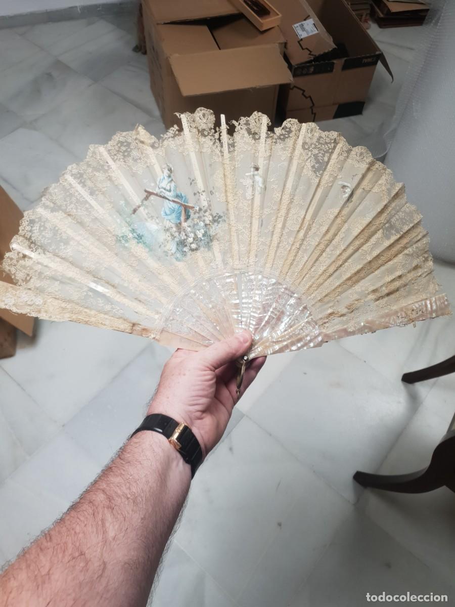 Antig&uuml;edades: Abanico isabelino siglo xix con barillaje de nacar pintado a mano