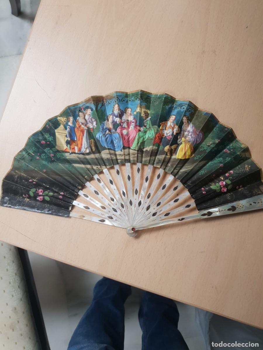 Antig&uuml;edades: Abanico isabelino siglo xix con barillaje de nacar peque&ntilde;o de ni&ntilde;a litografia