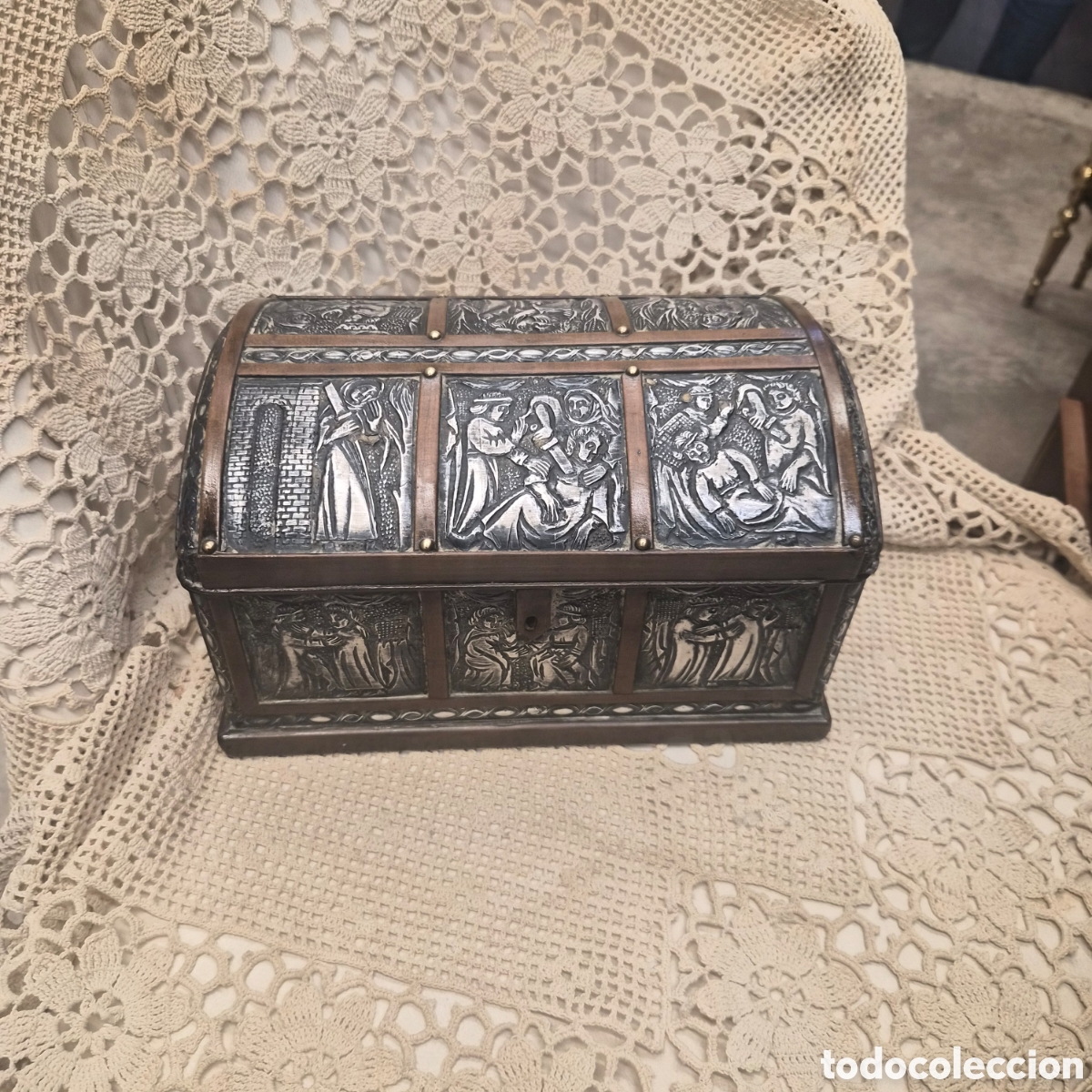 Antig&uuml;edades: Arqueta cofre repujado en plata motivos religiosos